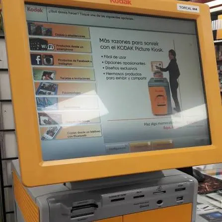 Pantalla de la máquina Kodak de autoservicio con opciones para imprimir fotografías.
